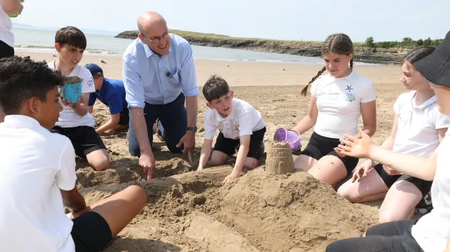 Minister for Rural Resilience and Sustainability, Llyr Gruffydd, meets with schoolchildren in Barry 