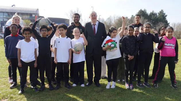 Welsh language Secretary Mark Drakeford met apprentices and learners at a visit to the school. 