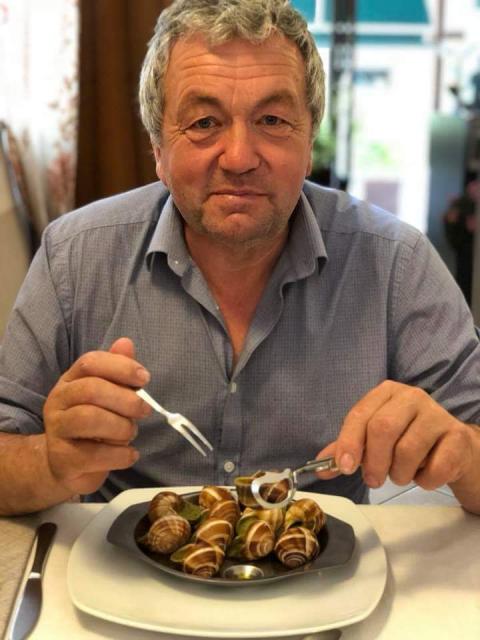 richard hughes eating snails in italy 1