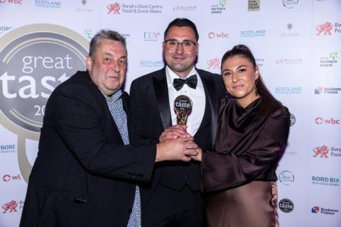 Enillwyr Fforc Aur o Gymru - Hufen Ia Mario's Luxury Dairy  - Ch-Dd  Stuart Williams Riccardo Dallavalle Francesca Dallavalle