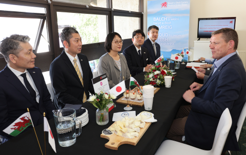 First Minister Rhun ap Iorwerth in discussion with a delegation of Japanese investors 