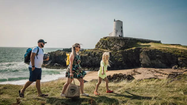 Family at Ynys Llanddwyn, Ynys Mon