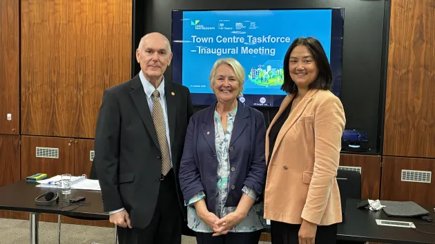 Cabinet Minister for Local Government, Housing and Planning, Siân Gwenllian, Professor Simon Gibson CBE and Tamsin Ramasut.