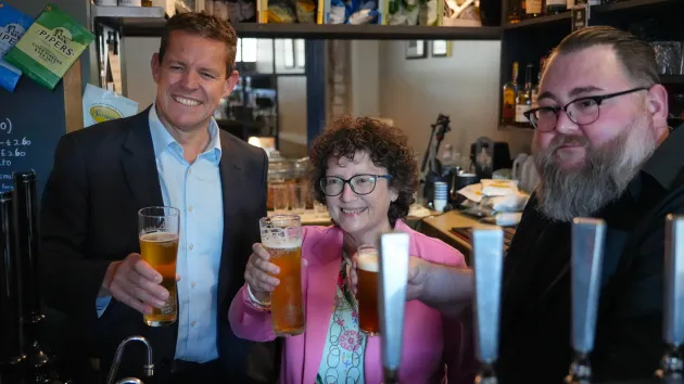 First Minister Rhun ap Iorwerth and Finance Minister Elin Jones at the Radyr Tap with owner Phil Newbould