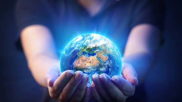 hands holding the earth 