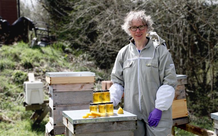 Farming Connect’s knowledge exchange manager and qualified beekeeper Lynfa Davies