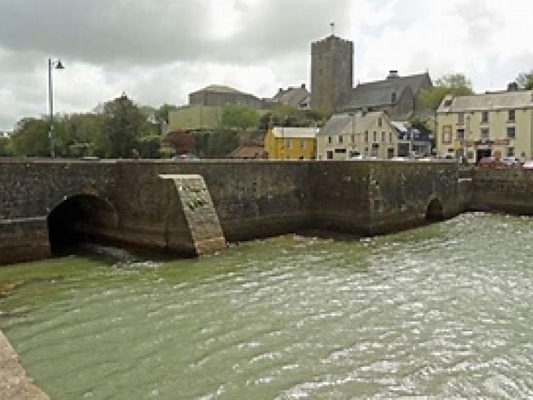 image of mill bridge in pembroke - spanning the river with buidings in the background